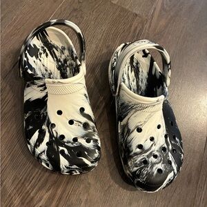 CROCS Black and White Marble Clogs Womens 8 like new!